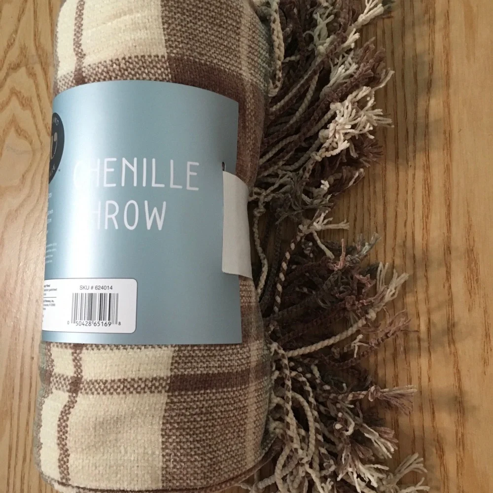 New 1 Chenille Throw Blanket Pick Between Plaid Tan or Light Brown Khaki Tan